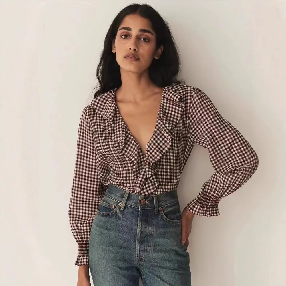 Ретро-стиль: женская хлопковая блузка с V-образным вырезом, рукавами-фонариками, клетчатым узором и оборками по низу. Классический осенне-зимний модный топ. Новинка.
Ретро-стиль: женская хлопковая блузка с V-образным вырезом, рукавами-фонариками, клетчатым узором и оборками по низу. Классический осенне-зимний модный топ. Новинка.