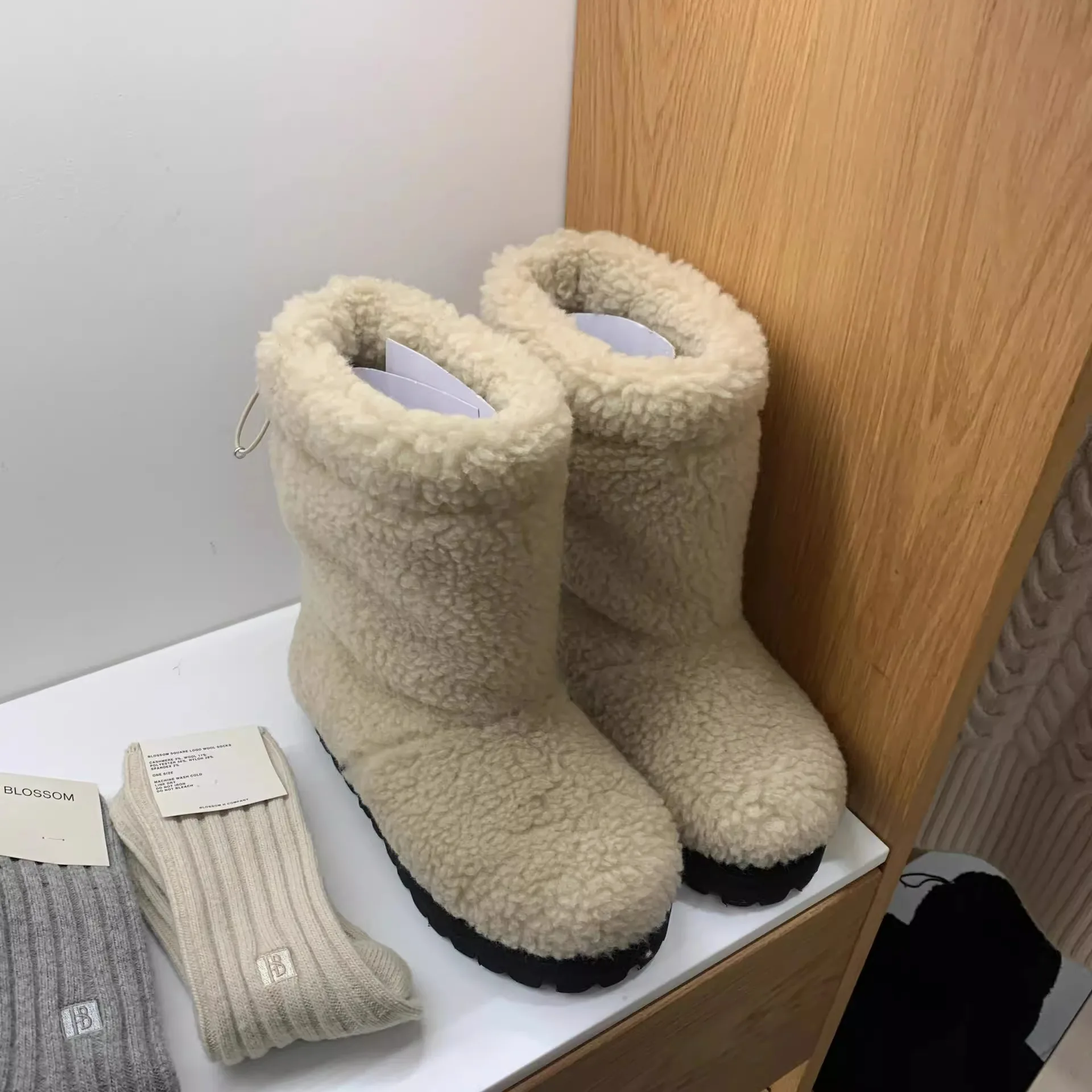 Women's Beige Fuzzy Ankle Boots Faux Fur Lining Lace-Up Design Anti-Slip Sole for Warmth Comfortable Winter Casual Footwear
Women's Beige Fuzzy Ankle Boots Faux Fur Lining Lace-Up Design Anti-Slip Sole for Warmth Comfortable Winter Casual Footwear