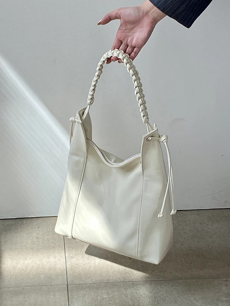 Simple Elegant Beige Commuting Tote Bag 2025 New Spring Women's Zipper Closed PU Shoulder Bags Fashion Woven Classroom Handbag
Simple Elegant Beige Commuting Tote Bag 2025 New Spring Women's Zipper Closed PU Shoulder Bags Fashion Woven Classroom Handbag