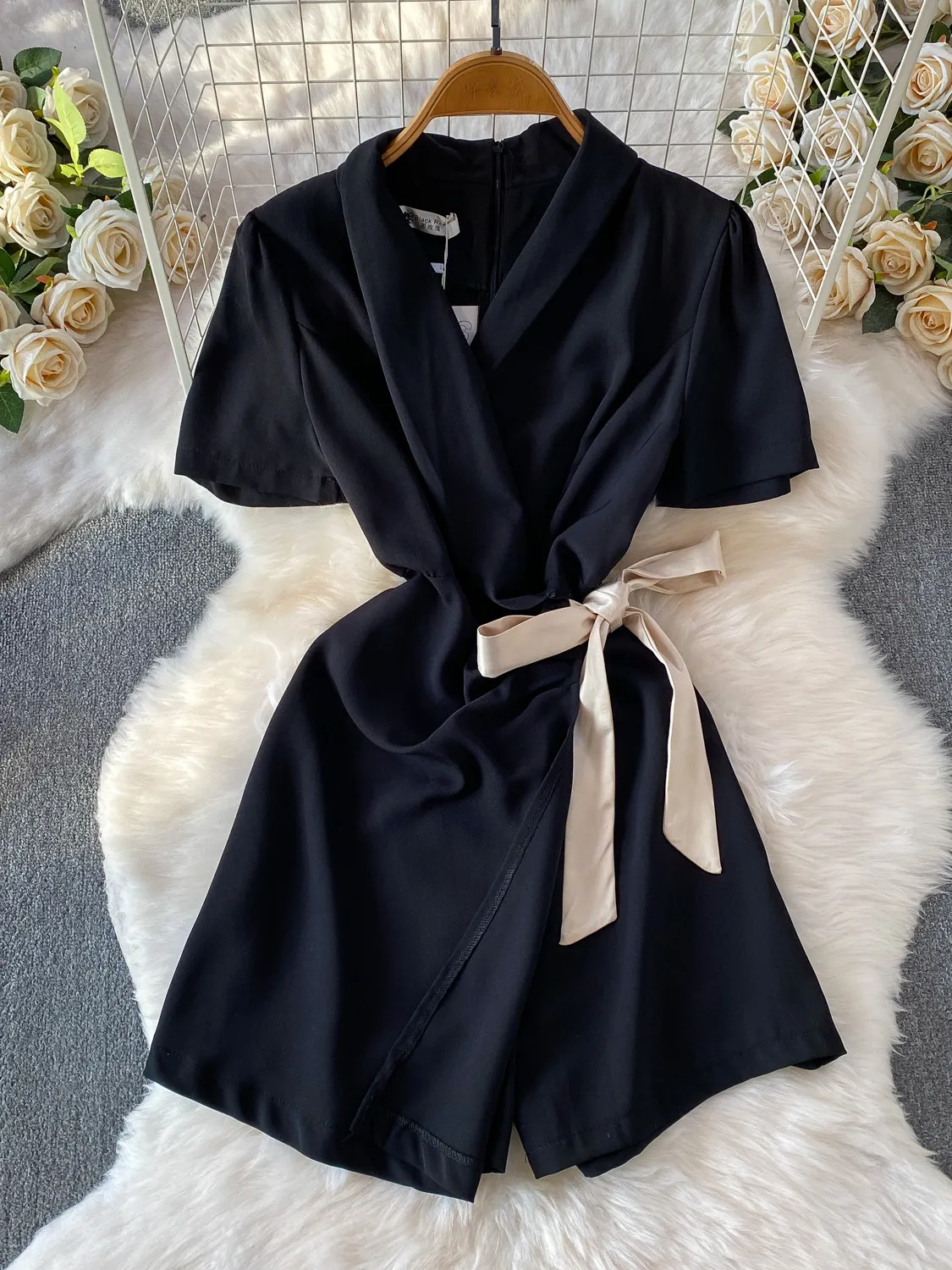 Women Black V-Neck Jumpsuit Y2k Gyaru Short Sleeve Playsuit Vintage Fashion Casual Elegant Korean Style Romper for Women Summer
Women Black V-Neck Jumpsuit Y2k Gyaru Short Sleeve Playsuit Vintage Fashion Casual Elegant Korean Style Romper for Women Summer