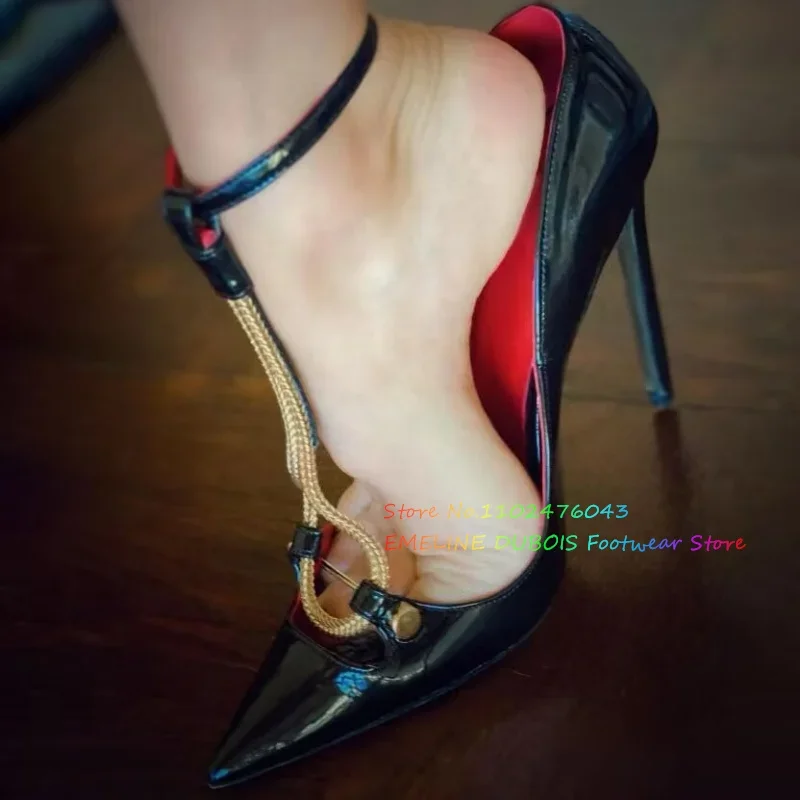 Туфли-лодочки на высоком каблуке из лакированной кожи с золотой металлической цепочкой, пикантные модельные туфли на шпильке с острым носком и металлической пряжкой на каблуке с ремешком на щиколотке
Туфли-лодочки на высоком каблуке из лакированной кожи с золотой металлической цепочкой, пикантные модельные туфли на шпильке с острым носком и металлической пряжкой на каблуке с ремешком на щиколотке