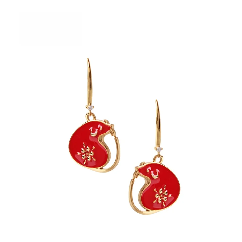 Sumni 18K Gold Plated Red Glaze Drop Earrings Women's Zodiac Rat Ear Jewelry Fashionable Traditional Chinese New Year Design
Sumni 18K Gold Plated Red Glaze Drop Earrings Women's Zodiac Rat Ear Jewelry Fashionable Traditional Chinese New Year Design