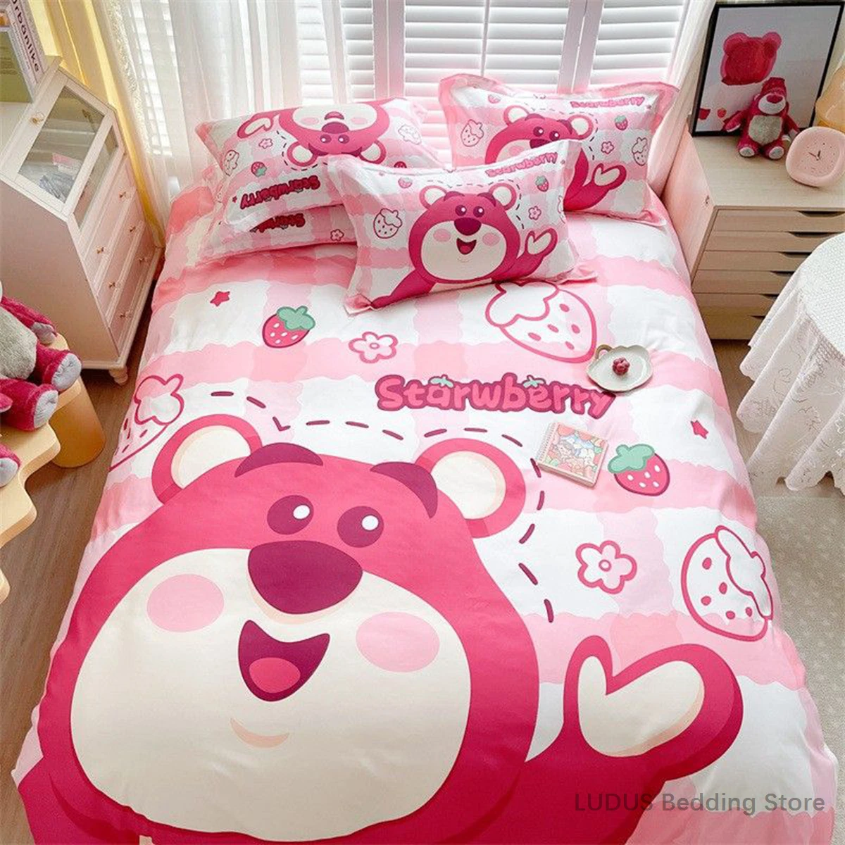 Lotso Strawberry Shortcake Bedding Set Kawaii Bear Duvet Cover with Pillowcases Cute Quilt Cover for Girls Room Gift
Lotso Strawberry Shortcake Bedding Set Kawaii Bear Duvet Cover with Pillowcases Cute Quilt Cover for Girls Room Gift