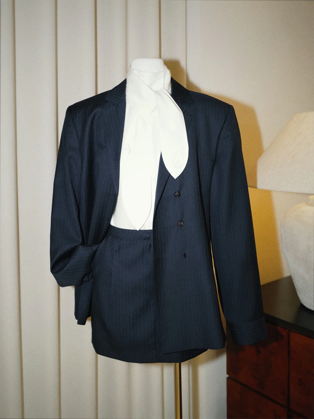 Moss Blue Stripes Retro Waist-Cinching Single-Button A-Line Short Skirt Suit Women's Fashion Spring Collection
Moss Blue Stripes Retro Waist-Cinching Single-Button A-Line Short Skirt Suit Women's Fashion Spring Collection