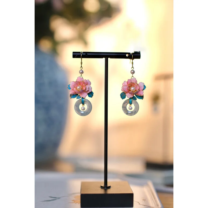 Gilt filigree imitation jadeite peony earrings, loved by all who see them, crafted with traditional craftsmanship and passed dow
Gilt filigree imitation jadeite peony earrings, loved by all who see them, crafted with traditional craftsmanship and passed dow