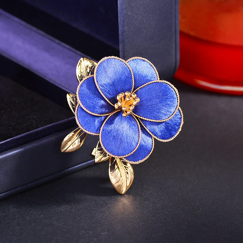 Новые модные и изысканные бархатные синие броши с цветком для женщин, нишевые креативные высококачественные легкие роскошные аксессуары для костюма и платья 
Новые модные и изысканные бархатные синие броши с цветком для женщин, нишевые креативные высококачественные легкие роскошные аксессуары для костюма и платья