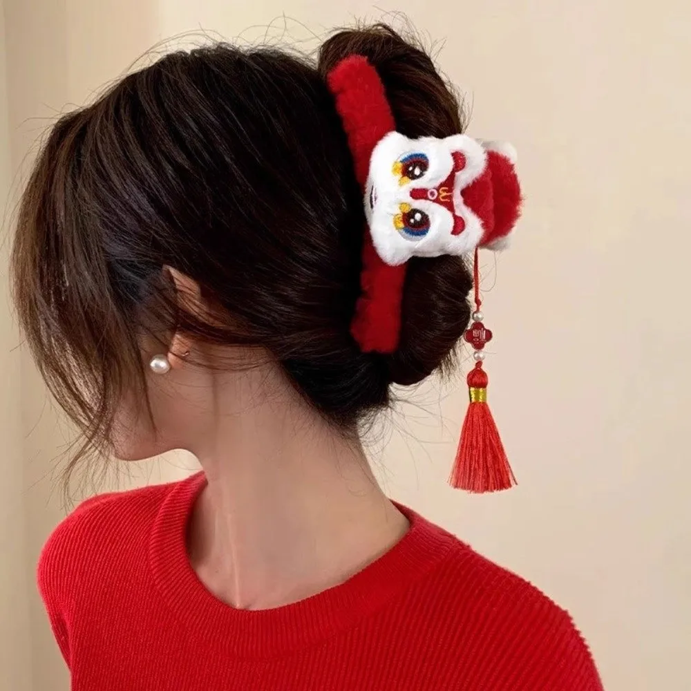 Модные заколки для волос «Пробуждающийся Лев» к Новому году, с кисточками, плюшевые, в корейском стиле, женские заколки-крабы для волос
Модные заколки для волос «Пробуждающийся Лев» к Новому году, с кисточками, плюшевые, в корейском стиле, женские заколки-крабы для волос