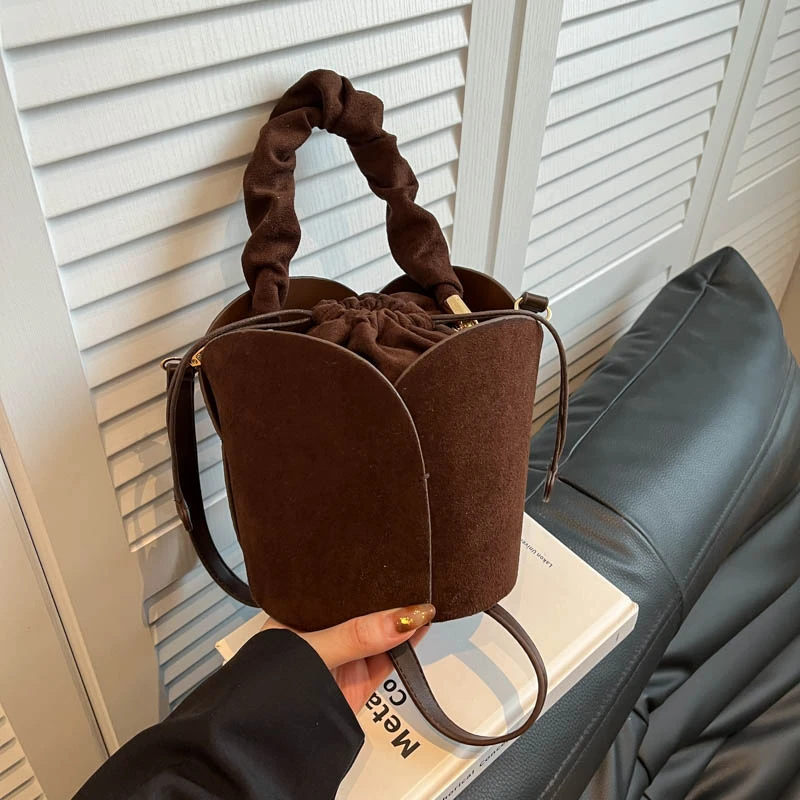 Модные темпераментные женские сумки на плечо из искусственной кожи, универсальный дизайн, Лидер продаж, модные сумки через плечо с шнурком для поездок на работу, швейные нитки
Модные темпераментные женские сумки на плечо из искусственной кожи, универсальный дизайн, Лидер продаж, модные сумки через плечо с шнурком для поездок на работу, швейные нитки