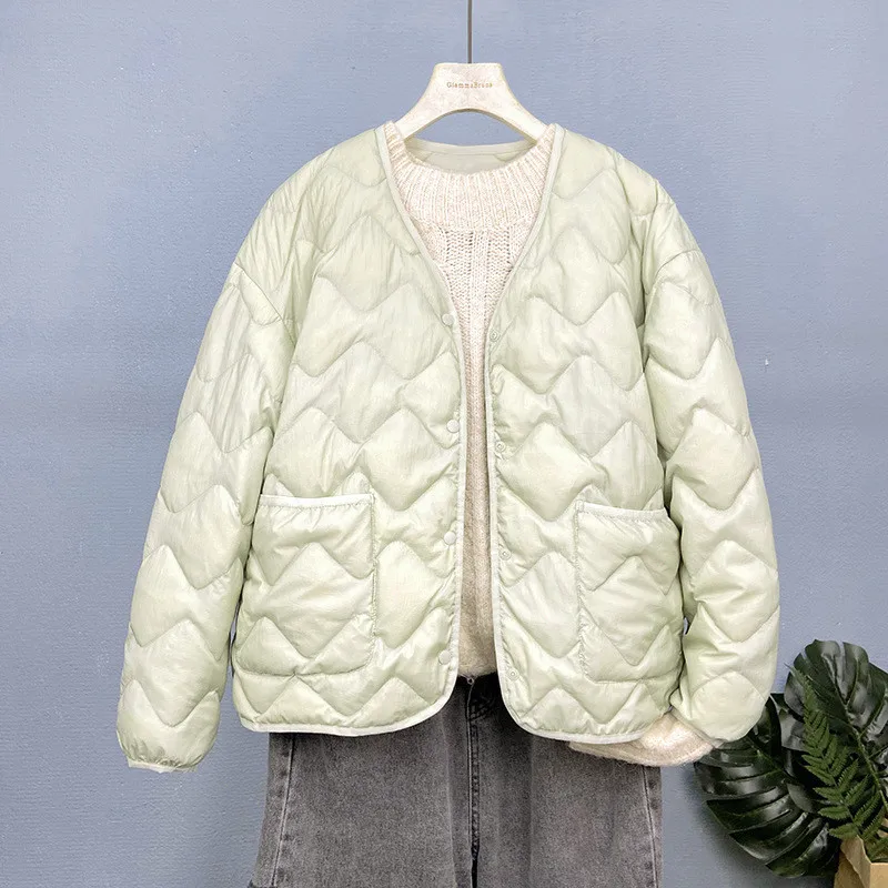 Осень-зима, теплое светло-белое пальто на утином пуху, парки для женщин, пуховик большого размера с v-образным вырезом, женская короткая пуховая верхняя одежда с длинными рукавами
Осень-зима, теплое светло-белое пальто на утином пуху, парки для женщин, пуховик большого размера с v-образным вырезом, женская короткая пуховая верхняя одежда с длинными рукавами