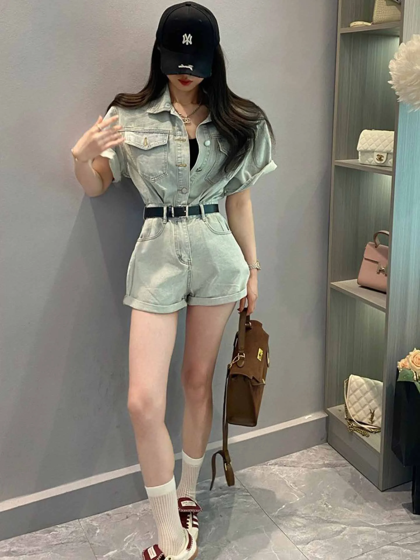 Summer Trendy Denim Onesie Women's Loose Wide Leg Shorts High Waist Button Closure Standard Fit Pure Color Casual Washed Jeans
Summer Trendy Denim Onesie Women's Loose Wide Leg Shorts High Waist Button Closure Standard Fit Pure Color Casual Washed Jeans