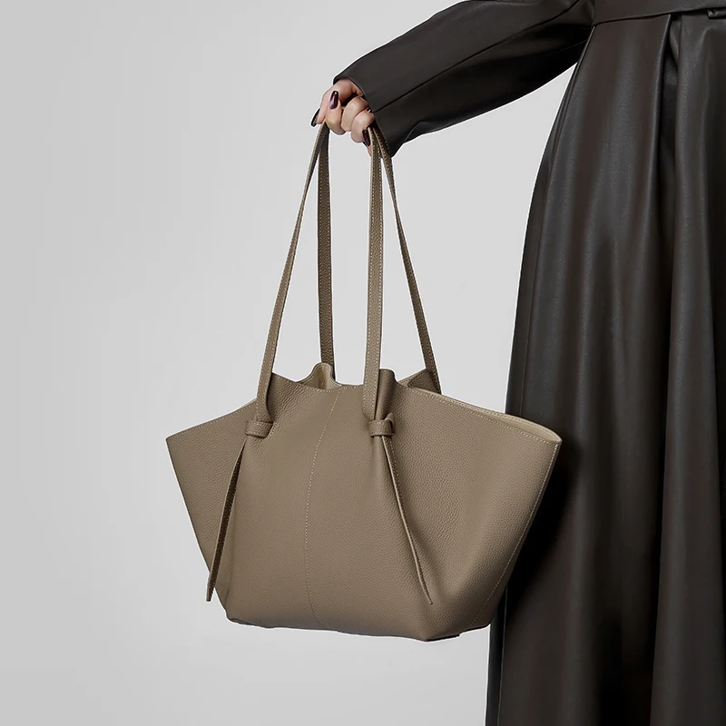 Luxury Designer Women's Tote Bag Genuine Leather Bat Wing Design Women Shoulder Bag Large Capacity Fashion Cowhide Handbags
Luxury Designer Women's Tote Bag Genuine Leather Bat Wing Design Women Shoulder Bag Large Capacity Fashion Cowhide Handbags