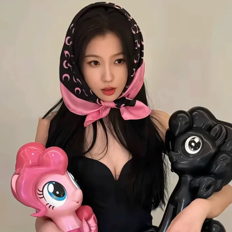 Retro Spicy Girl Moon Print Color Block Headscarf Turban Silk Square Scarf Spring Summer Polyester Fiber Fashion Accessories
Retro Spicy Girl Moon Print Color Block Headscarf Turban Silk Square Scarf Spring Summer Polyester Fiber Fashion Accessories