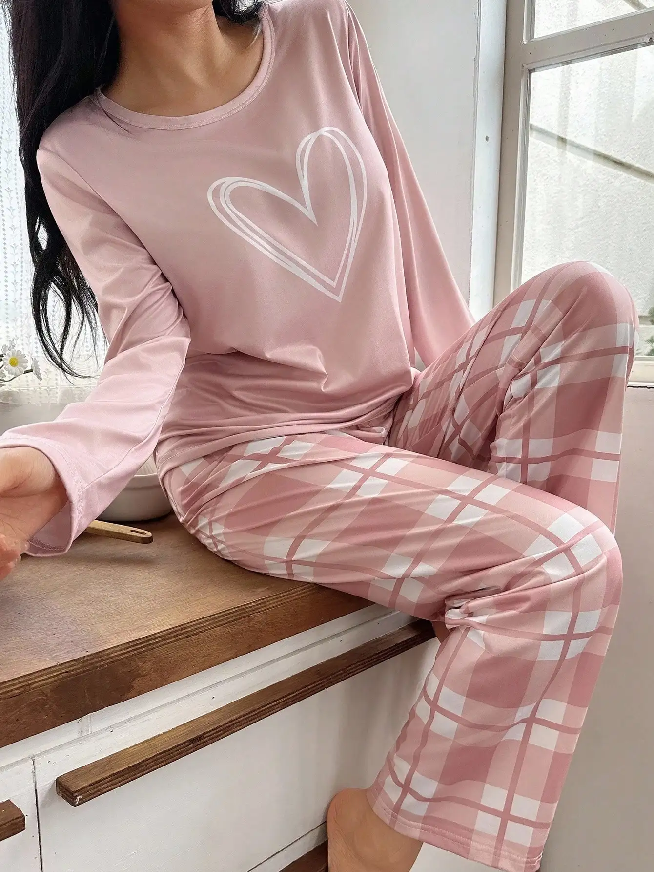Women's Pink Heart Print Long Sleeve Pajama Set with Plaid Pants, Cozy Loungewear for Fall Winter
Women's Pink Heart Print Long Sleeve Pajama Set with Plaid Pants, Cozy Loungewear for Fall Winter