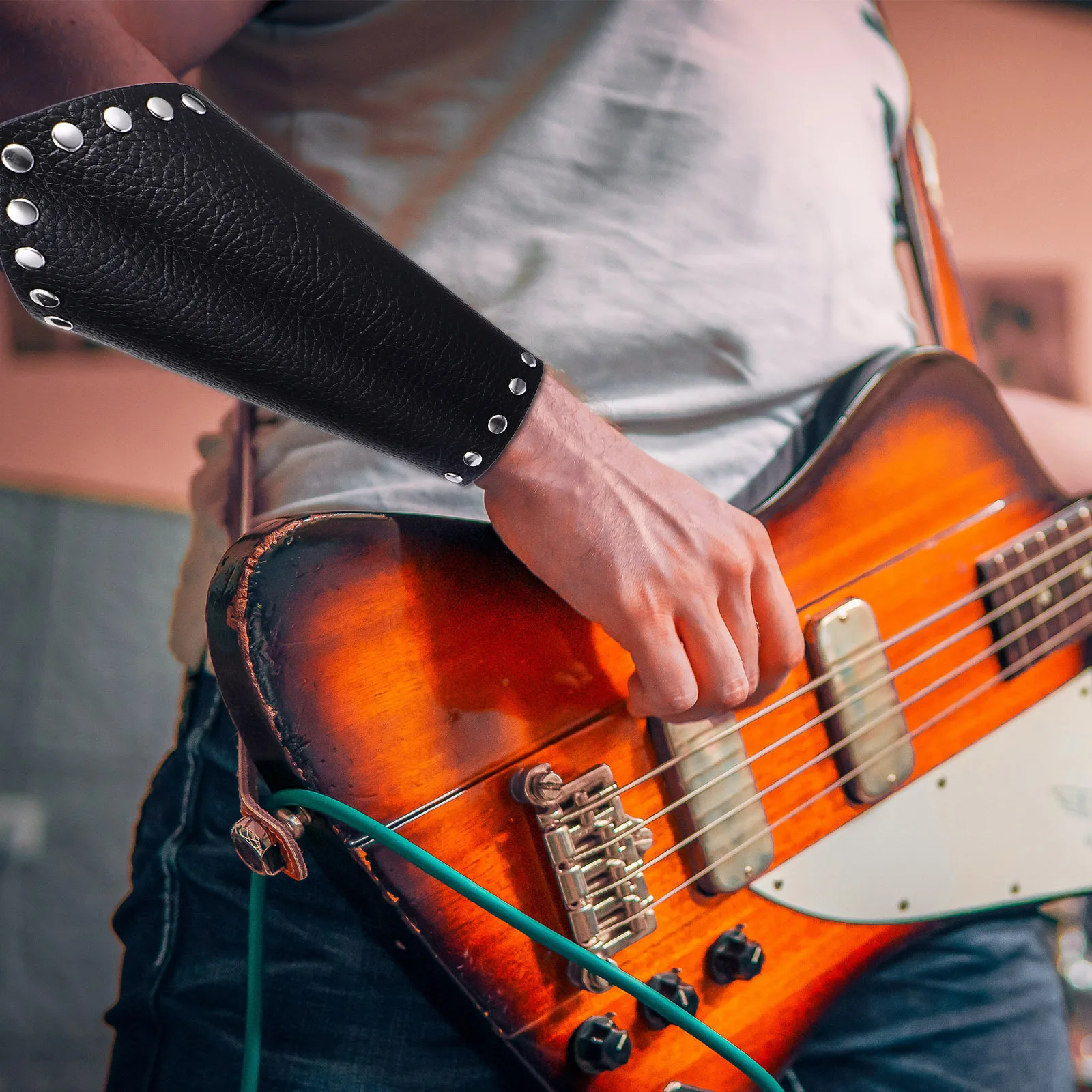 1Pair Punk Warrior Wristbands Adjustable Lace-Up Medieval Bracers for Cosplay Roleplay Costume Party Archery
1Pair Punk Warrior Wristbands Adjustable Lace-Up Medieval Bracers for Cosplay Roleplay Costume Party Archery