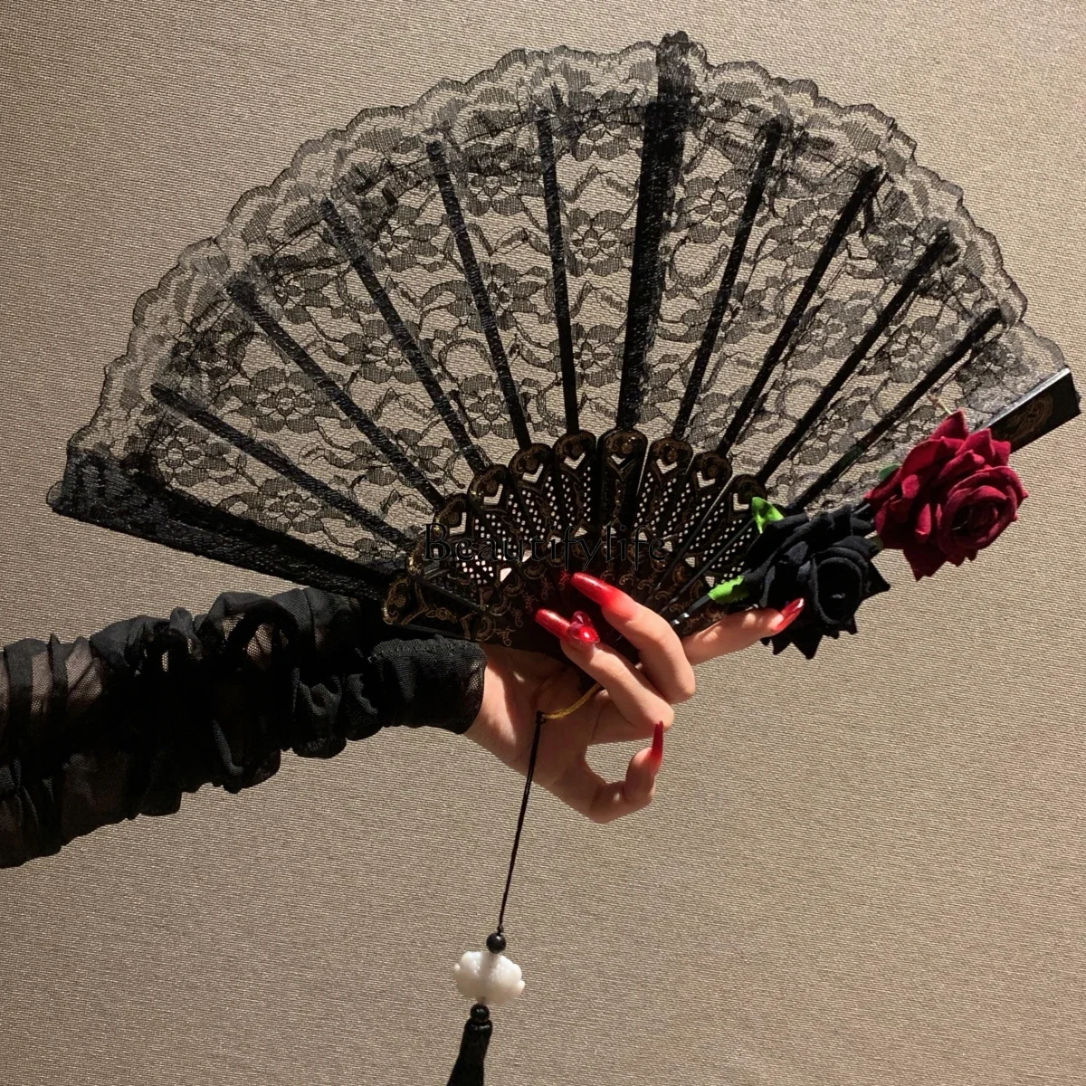 New Chinese lace rose fan antique folding fan retro Chinese style cheongsam accessories
New Chinese lace rose fan antique folding fan retro Chinese style cheongsam accessories