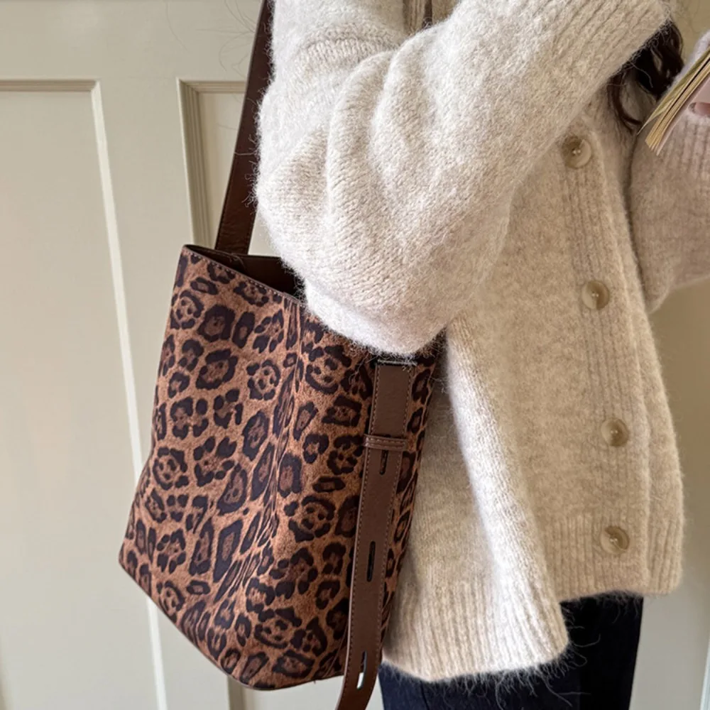 Trendy Large Capacity Suede Bucket Bag Fashion Korean Style Underarm Bag Solid Color Handbag Tote Bag Streetwear
Trendy Large Capacity Suede Bucket Bag Fashion Korean Style Underarm Bag Solid Color Handbag Tote Bag Streetwear