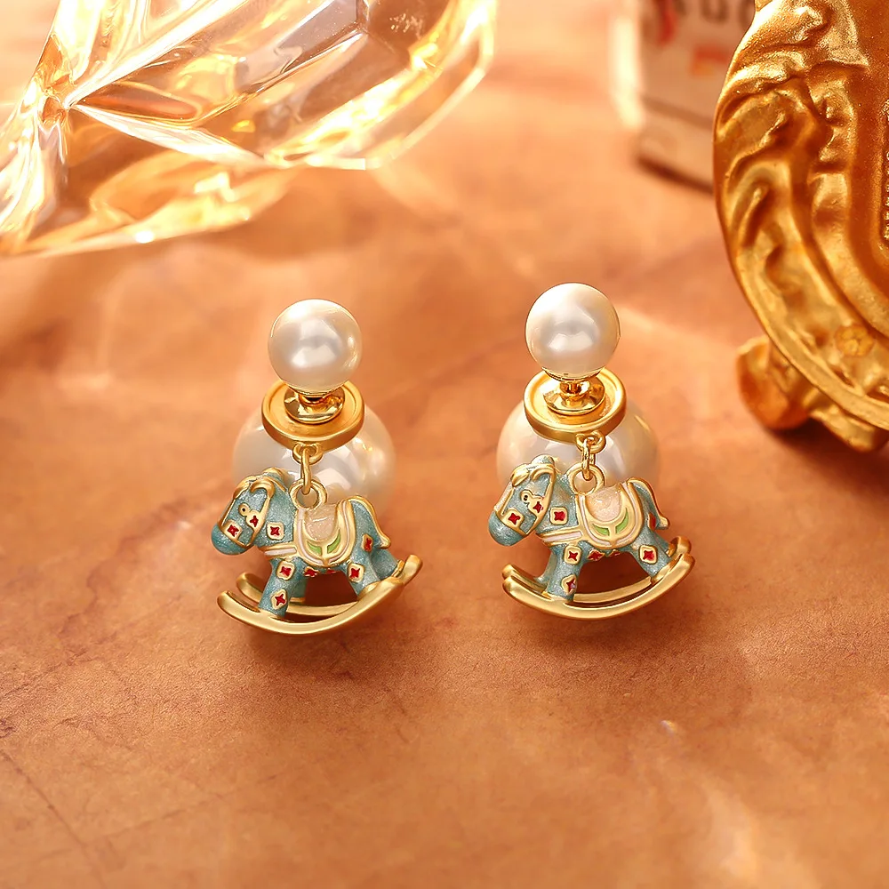 Fashionable and exquisite blue rocking horse earrings niche light luxury high-end enamel pearl color earrings earrings
Fashionable and exquisite blue rocking horse earrings niche light luxury high-end enamel pearl color earrings earrings