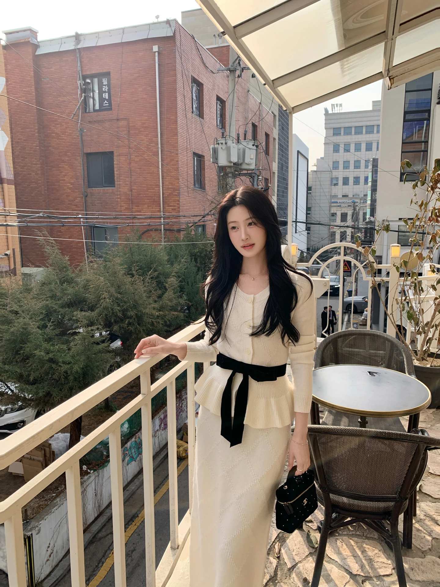 Комплект из вязаного кардигана и топа JeJuna Light French Jasmine Velvet: вязаный кардиган из шерсти с эффектом утяжки талии и съемным элементом декора...
Комплект из вязаного кардигана и топа JeJuna Light French Jasmine Velvet: вязаный кардиган из шерсти с эффектом утяжки талии и съемным элементом декора...