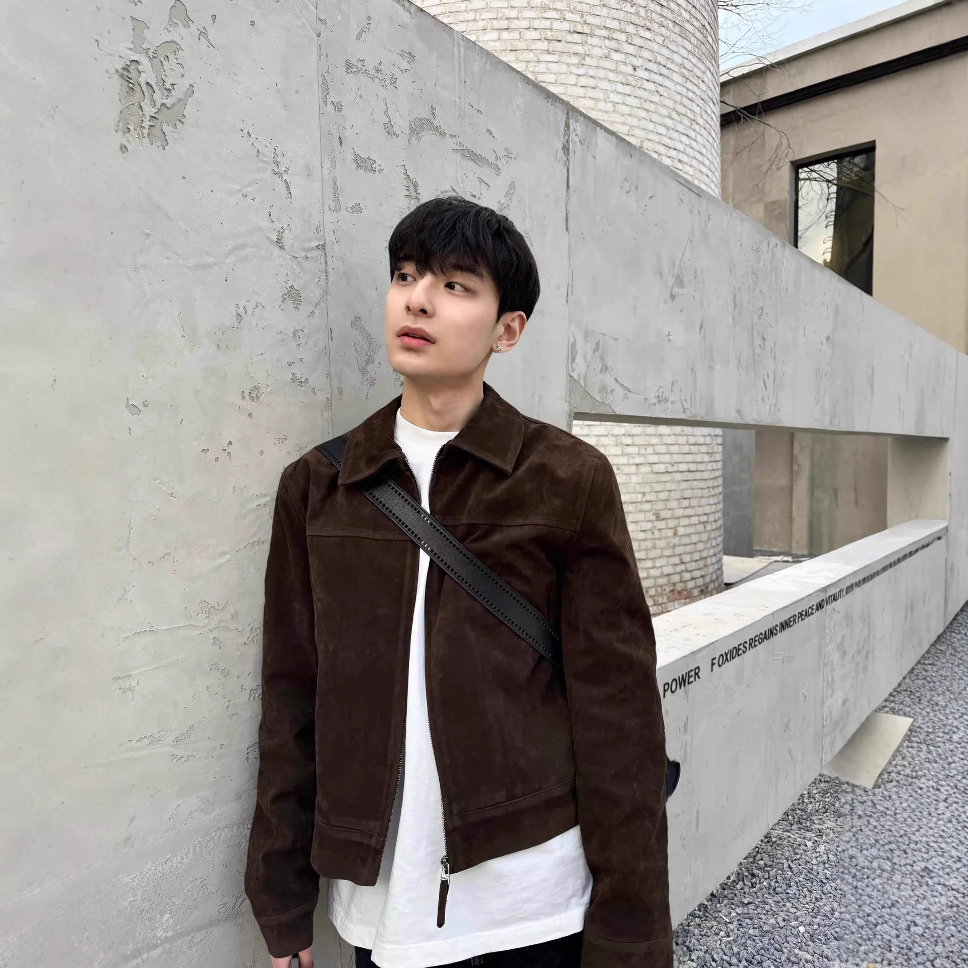 Мужская куртка в американском ретро-стиле, темно-коричневая, для ранней осени, с высоким воротником, на молнии, с длинными рукавами, повседневная, для пар
Мужская куртка в американском ретро-стиле, темно-коричневая, для ранней осени, с высоким воротником, на молнии, с длинными рукавами, повседневная, для пар