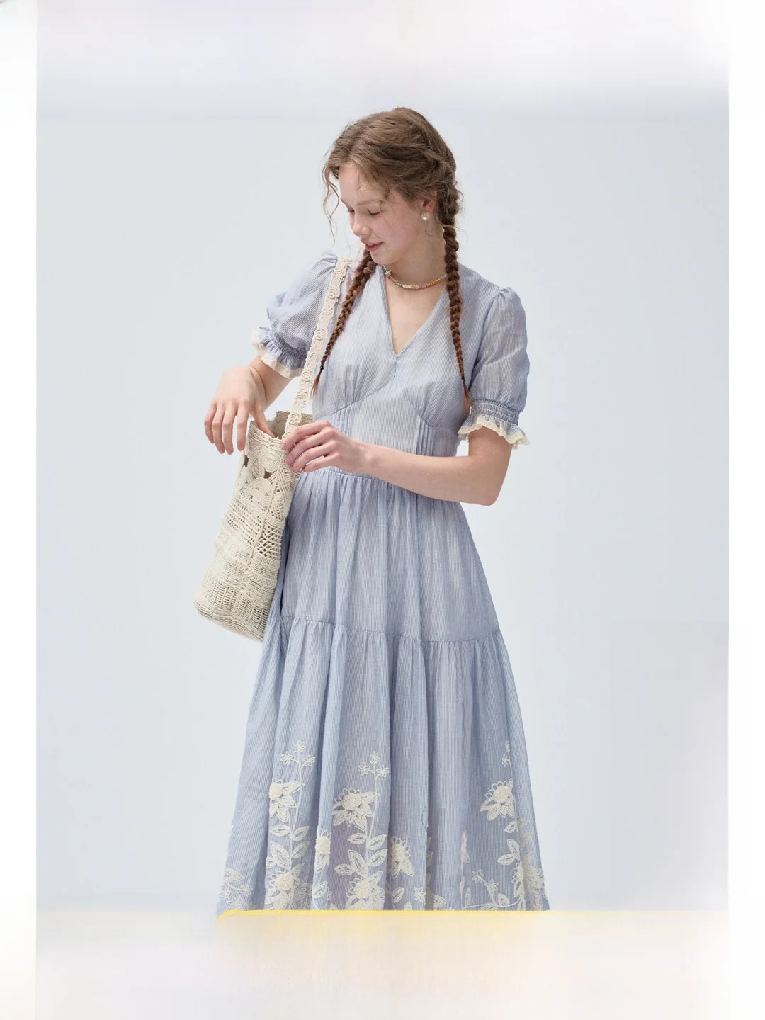 Large Size Women's V-neck Dress Floral Embroidery Bubble Sleeve A-line Long Summer Dress for Plump Women Gentle Style Straigh...
Large Size Women's V-neck Dress Floral Embroidery Bubble Sleeve A-line Long Summer Dress for Plump Women Gentle Style Straigh...