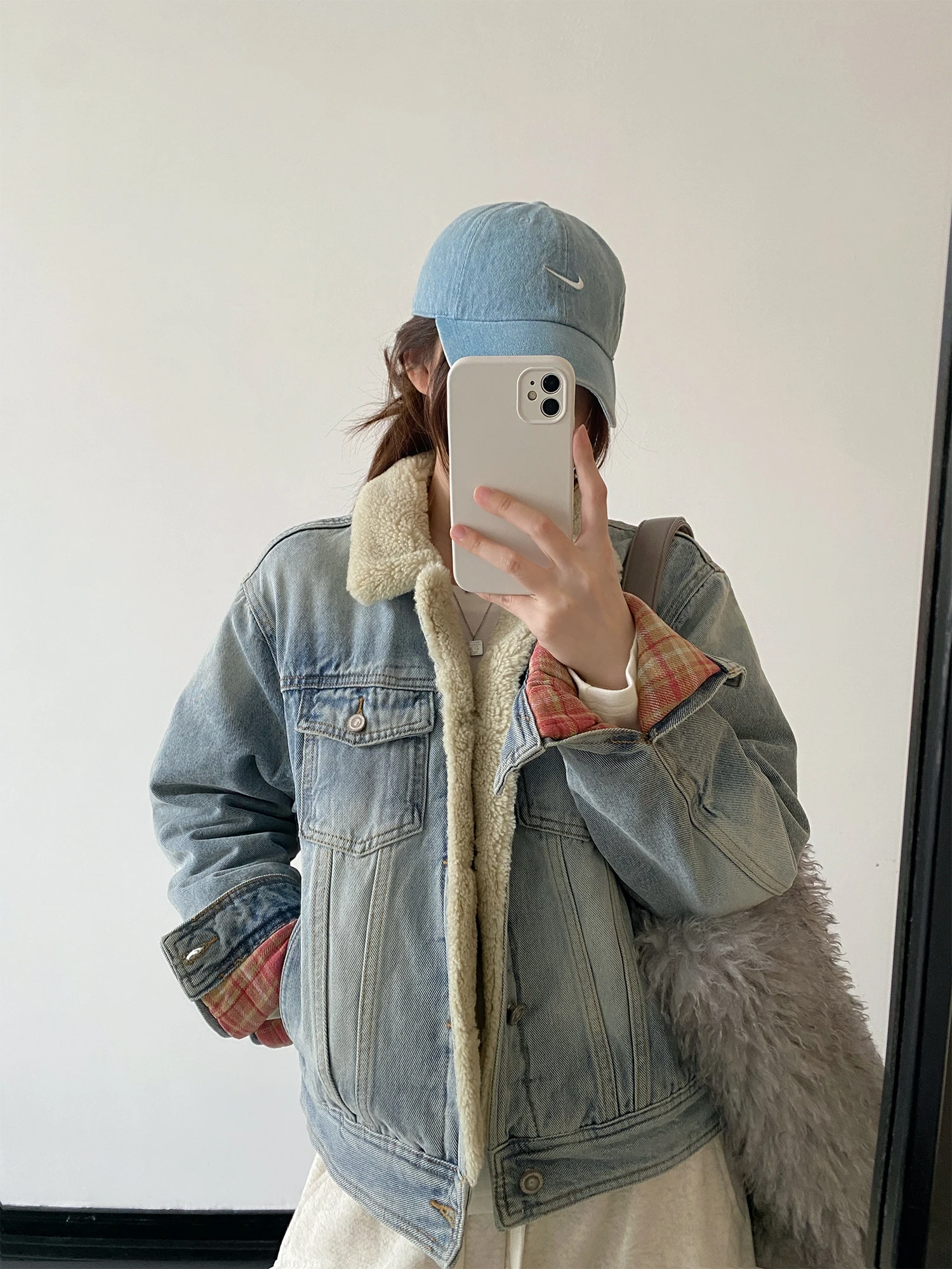 Винтажная джинсовая куртка SunYeo из хлопка с воротником из овечьего меха, в клетку, утепленная, для осени и зимы, женская, для повседневной носки, удлиненная
Винтажная джинсовая куртка SunYeo из хлопка с воротником из овечьего меха, в клетку, утепленная, для осени и зимы, женская, для повседневной носки, удлиненная