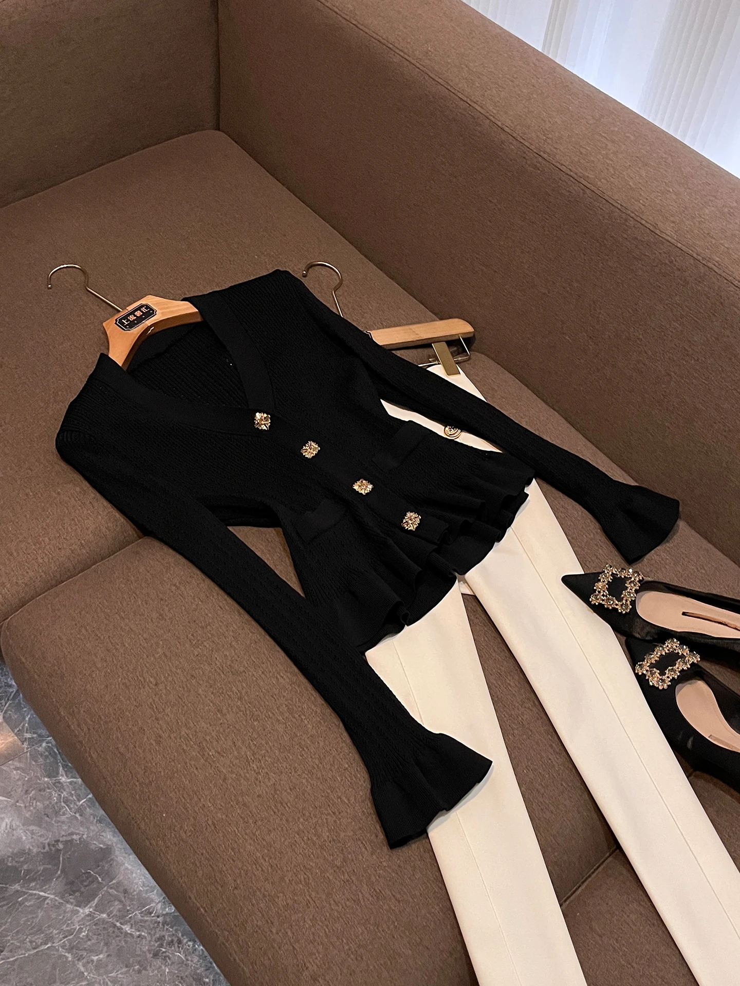 Slimming Knitted Sweater V-Neck Diamond Embellished Button Wooden Bell Sleeve Luxury Style Black Waist-Cinching Sweater
Slimming Knitted Sweater V-Neck Diamond Embellished Button Wooden Bell Sleeve Luxury Style Black Waist-Cinching Sweater