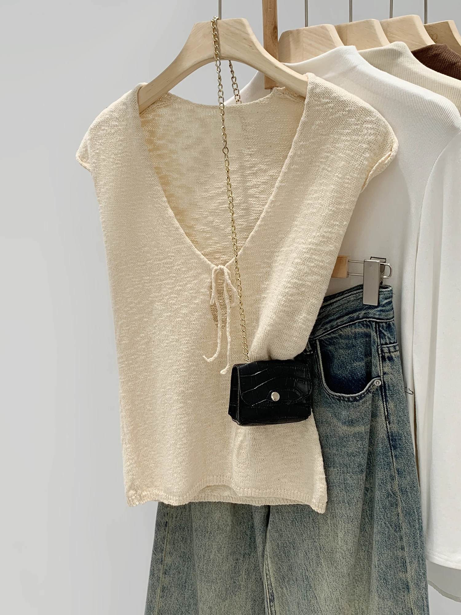 Korean Style V-Neck Knitted Sweater Women's Slim Fit Base Layer Top with Belt Summer 2026 New Fashion Commute Soft Cotton Blend
Korean Style V-Neck Knitted Sweater Women's Slim Fit Base Layer Top with Belt Summer 2026 New Fashion Commute Soft Cotton Blend