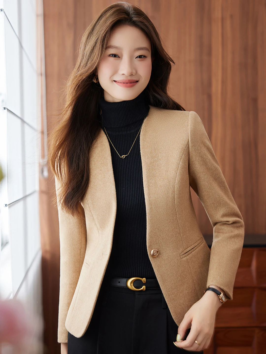 Elegant Short Woolen Suit Jacket for Women 2025 Autumn Winter New Style Slim Fit Waist-Cinching Lapel-Free Casual Commute Style
Elegant Short Woolen Suit Jacket for Women 2025 Autumn Winter New Style Slim Fit Waist-Cinching Lapel-Free Casual Commute Style