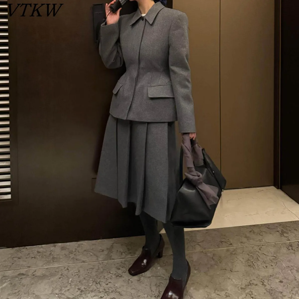 VTKW Women Wool Blend Blazer Fitted Waist Collar Single Button Slim Fit Office Formal Work Casual Elegant Tailored Outerwear
VTKW Women Wool Blend Blazer Fitted Waist Collar Single Button Slim Fit Office Formal Work Casual Elegant Tailored Outerwear