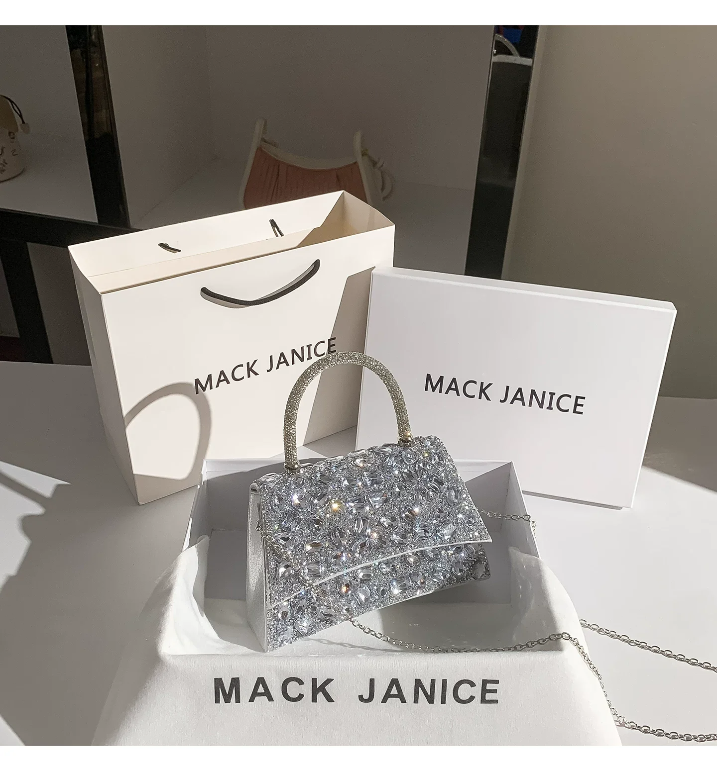 Crystal Diamond Banquet Bag Luxury Fashion Glitter Women Handbag Wedding Party Clutch Purse Exquisite Evening Bag Crossbody Bag
Crystal Diamond Banquet Bag Luxury Fashion Glitter Women Handbag Wedding Party Clutch Purse Exquisite Evening Bag Crossbody Bag