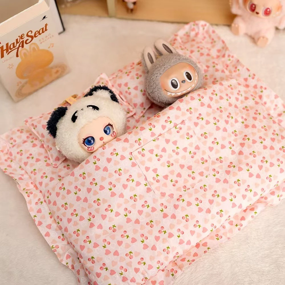 Sleeping Bag with Small Blanket Labubu 3.0 Bathrobe Sleeping Robe Doll Clothes Casual Shower Set for 15/17cm Doll
Sleeping Bag with Small Blanket Labubu 3.0 Bathrobe Sleeping Robe Doll Clothes Casual Shower Set for 15/17cm Doll