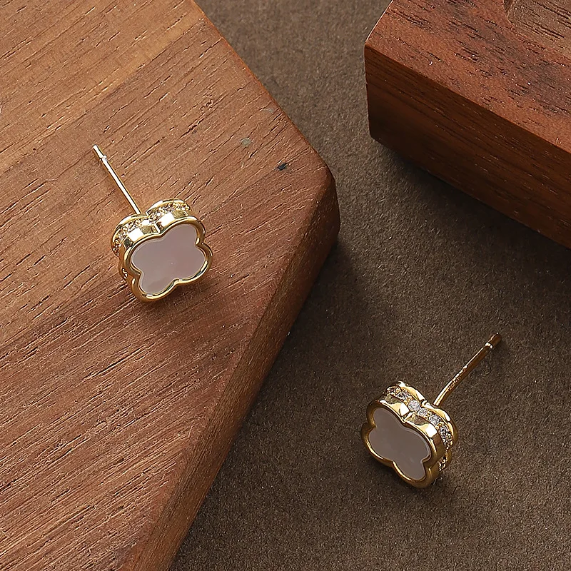 Fashionable, exquisite and simple, diamond-encrusted shell, four-leaf clover earrings, gentle temperament, commuting earrings
Fashionable, exquisite and simple, diamond-encrusted shell, four-leaf clover earrings, gentle temperament, commuting earrings