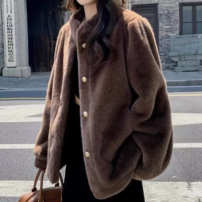 2025 Autumn Winter Women's Cozy Plus Size Short Faux Fur Jacket Loose Stand Collar with Button Faux Fur Coats Solid Tops
2025 Autumn Winter Women's Cozy Plus Size Short Faux Fur Jacket Loose Stand Collar with Button Faux Fur Coats Solid Tops