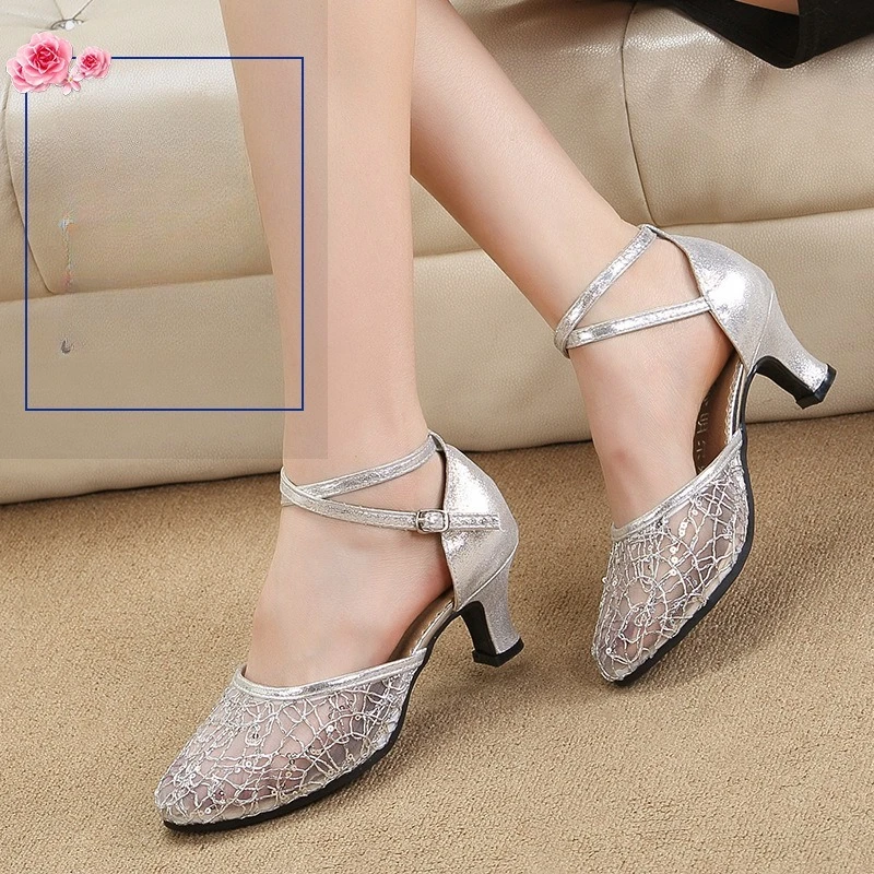 Женская обувь для латинских танцев, обувь для бальных танцев для взрослых, сандалии для танцев 3,5/5,5 см
Женская обувь для латинских танцев, обувь для бальных танцев для взрослых, сандалии для танцев 3,5/5,5 см