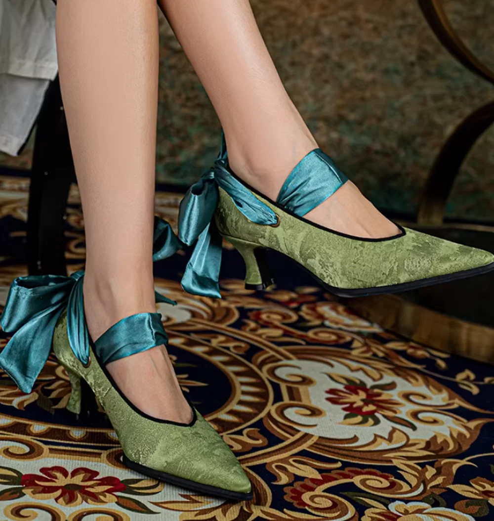 Новые зеленые атласные туфли-лодочки с острым носком, с большим атласным бантом и шнуровкой, элегантные, на каблуке-рюмочке, модные, с низким вырезом, в стиле Мэри Джейн
Новые зеленые атласные туфли-лодочки с острым носком, с большим атласным бантом и шнуровкой, элегантные, на каблуке-рюмочке, модные, с низким вырезом, в стиле Мэри Джейн