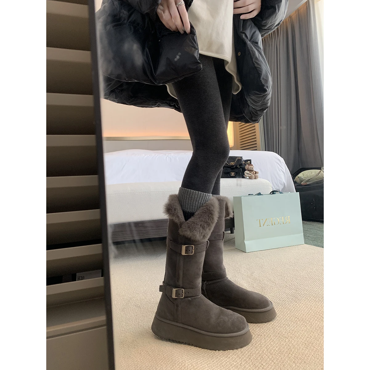 Gray Buckle Straps Thick Sole Plush Turned Collar Warm Cotton Shoes Mid-Calf Snow Boots Women Winter Version
Gray Buckle Straps Thick Sole Plush Turned Collar Warm Cotton Shoes Mid-Calf Snow Boots Women Winter Version