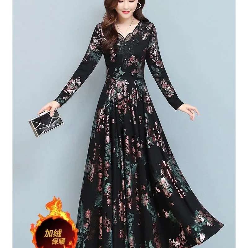 Fashionable Winter Women's Plush V-neck Patchwork Lace Long Sleeved Printed Dress with a Comfortable and Elegant Temperament
Fashionable Winter Women's Plush V-neck Patchwork Lace Long Sleeved Printed Dress with a Comfortable and Elegant Temperament