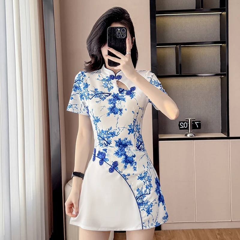 2025 Women's Clothing Blue Floral Qipao Set Cheongsam Top & Shorts Slimming Empire Waist Two-Piece Vintage Summer Outfit
2025 Women's Clothing Blue Floral Qipao Set Cheongsam Top & Shorts Slimming Empire Waist Two-Piece Vintage Summer Outfit