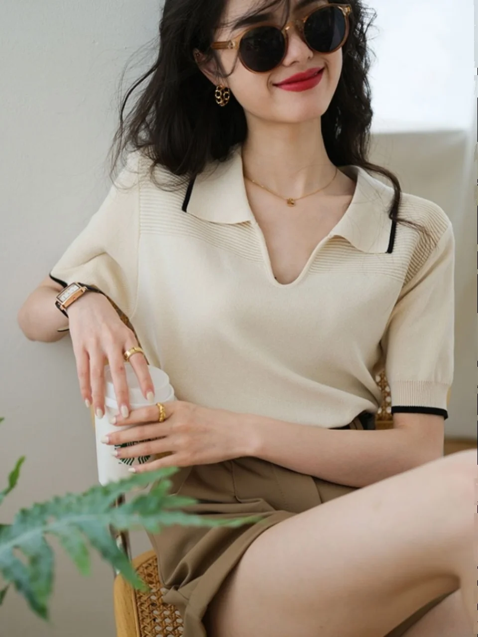 Khaki Knitted Short Sleeve Neck T-Shirt Women Summer New Small V-Neck Design Base Shirt Korean Style Commute Wind Single...
Khaki Knitted Short Sleeve Neck T-Shirt Women Summer New Small V-Neck Design Base Shirt Korean Style Commute Wind Single...