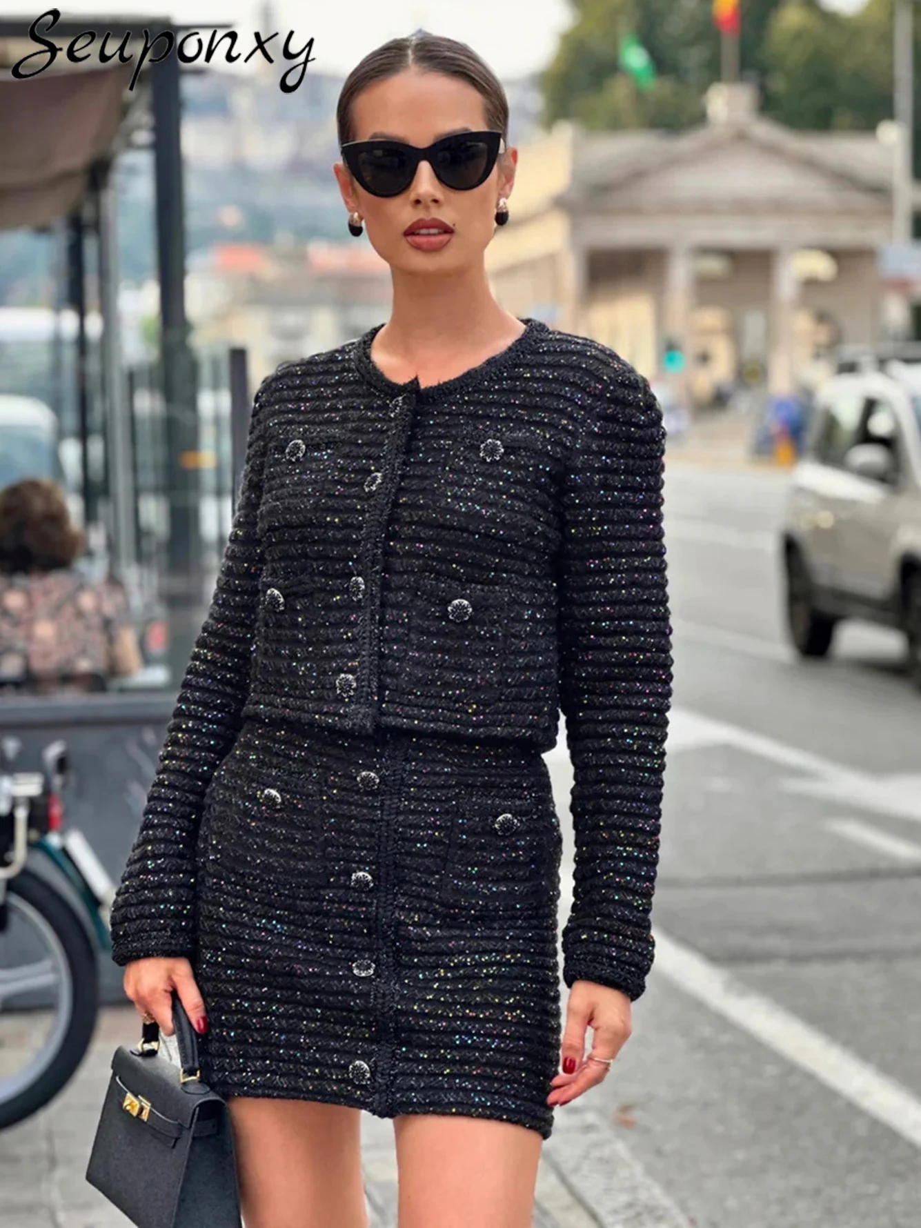 High Quality 2023 New Fashion Women's Luxury Sequins Black Knitted 2 Piece Set Sexy Button Short Coat+Mini Skirt Party Slim Set
High Quality 2023 New Fashion Women's Luxury Sequins Black Knitted 2 Piece Set Sexy Button Short Coat+Mini Skirt Party Slim Set
