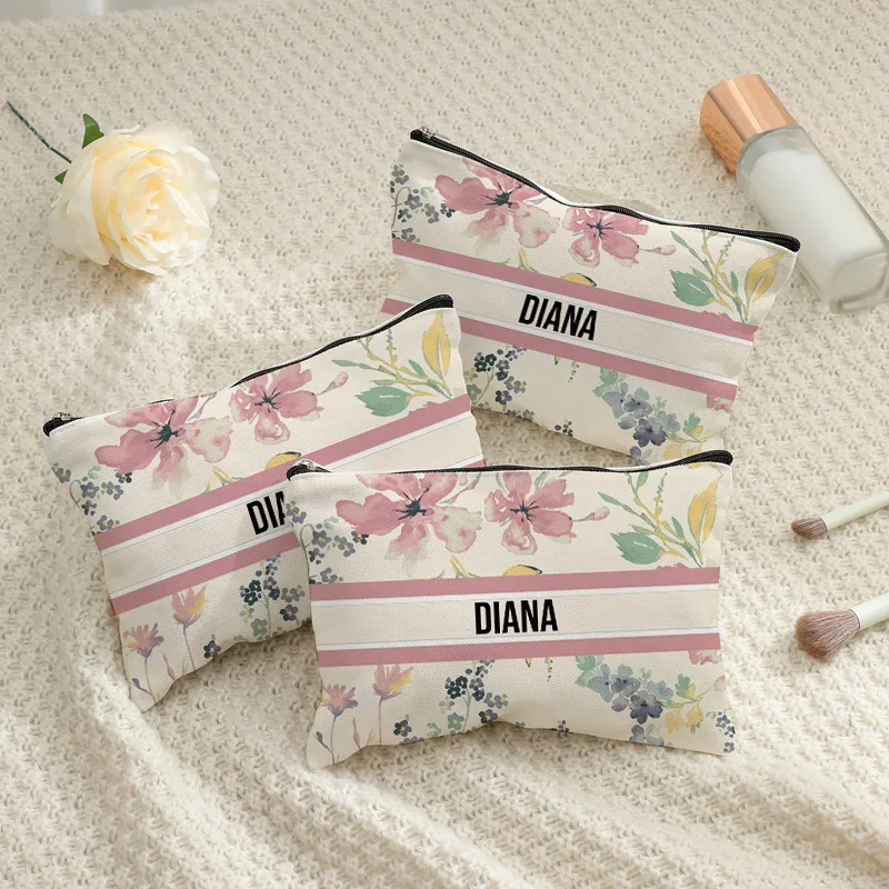 2025 Custom Makeup Bag Bridesmaid Gift Trendy Brand Design Name Travel Cosmetic Organizer Pouch Toilet Storage Bag for Ladies
2025 Custom Makeup Bag Bridesmaid Gift Trendy Brand Design Name Travel Cosmetic Organizer Pouch Toilet Storage Bag for Ladies