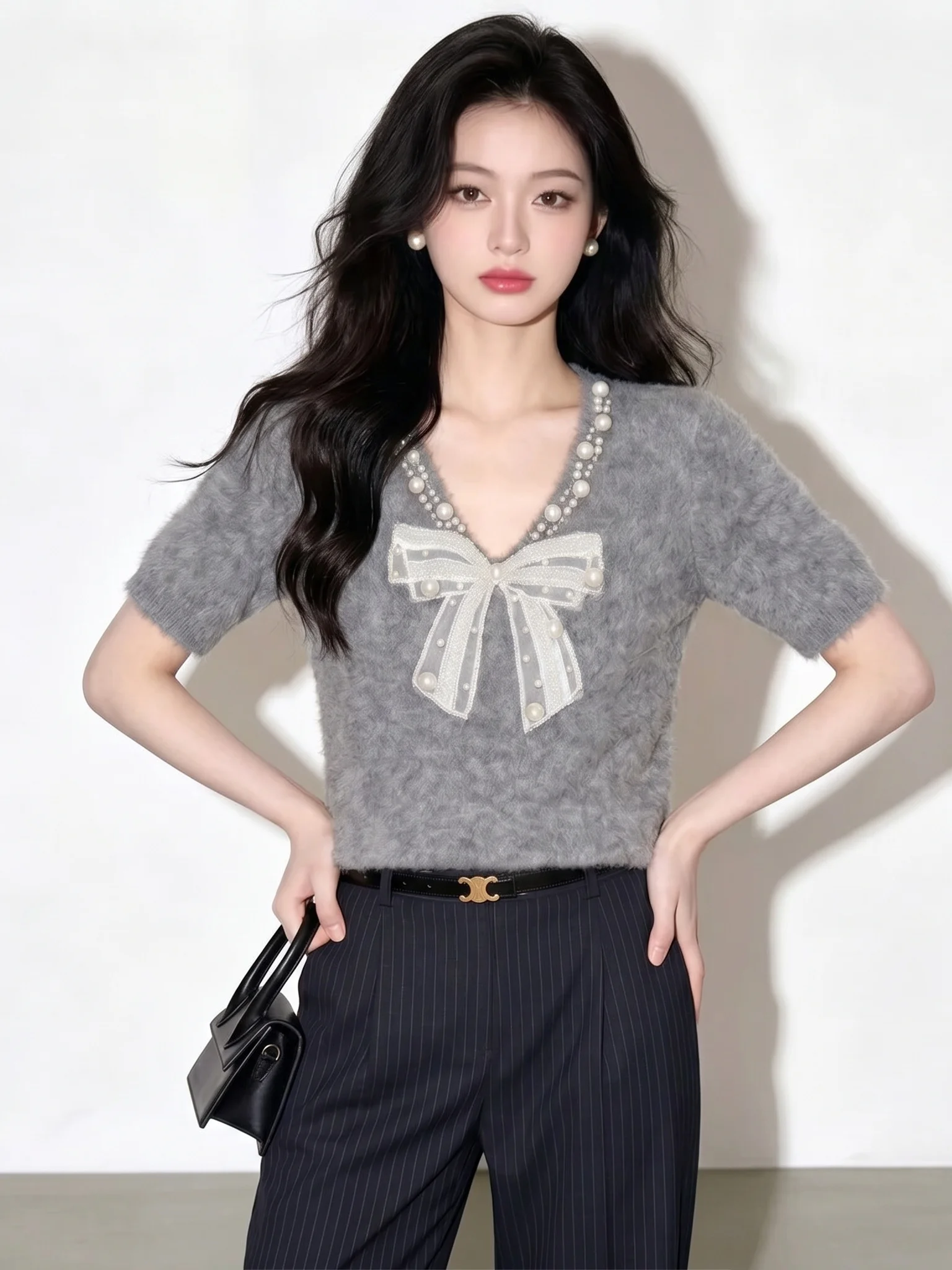 Chic V-Neck Short Sleeve Knitwear with Knot Versatile Commute Top for Women Summer 2026 Korean Style Straight Cut
Chic V-Neck Short Sleeve Knitwear with Knot Versatile Commute Top for Women Summer 2026 Korean Style Straight Cut