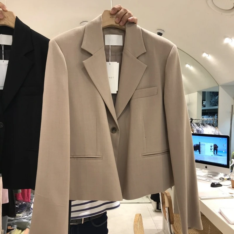 Women's Spring/Summer British Style Short Long Sleeve Blazer Retro Casual Solid Color Loose Single-breasted Blazer Collar Coats
Women's Spring/Summer British Style Short Long Sleeve Blazer Retro Casual Solid Color Loose Single-breasted Blazer Collar Coats