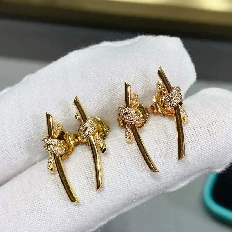 CY Hot selling brand 925 Sterling Silver Knot earrings women's fashion temperament luxury high-end jewelry party couples gift
CY Hot selling brand 925 Sterling Silver Knot earrings women's fashion temperament luxury high-end jewelry party couples gift