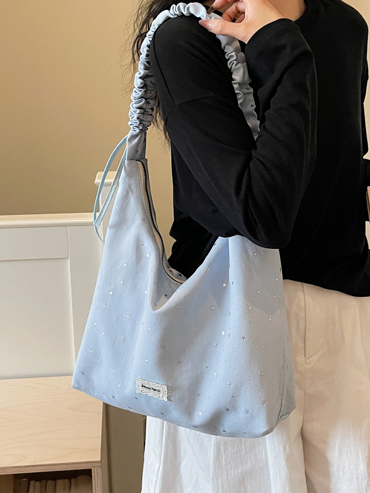 Large Capacity Women's Shoulder Bag 2026 New Fashion Outdoor Commuting Tote Bag Spring Crossbody Bag for Class And Travel
Large Capacity Women's Shoulder Bag 2026 New Fashion Outdoor Commuting Tote Bag Spring Crossbody Bag for Class And Travel