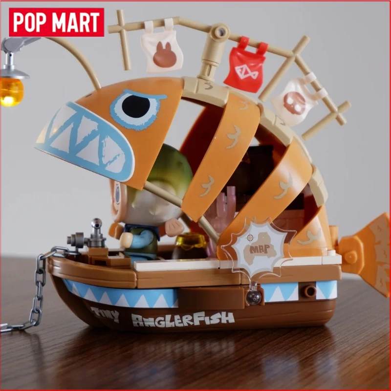 Оригинальный конструктор Pop Mart Labubu Themonsters: Серия «В погоне за русалками» — Пазлы «Рыболовная лодка», игрушки-головоломки, набор для сборки пиратского корабля для коллекционеров
Оригинальный конструктор Pop Mart Labubu Themonsters: Серия «В погоне за русалками» — Пазлы «Рыболовная лодка», игрушки-головоломки, набор для сборки пиратского корабля для коллекционеров