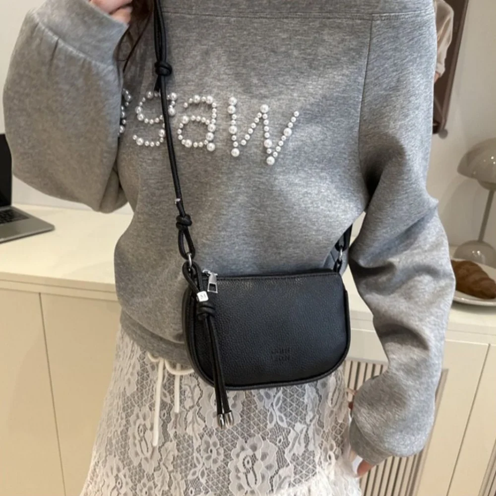 Korean Exquisite Women's Shoulder Bag PU Leather Mini Crossbody Bag Solid Color Small Commuting Bag Girls
Korean Exquisite Women's Shoulder Bag PU Leather Mini Crossbody Bag Solid Color Small Commuting Bag Girls