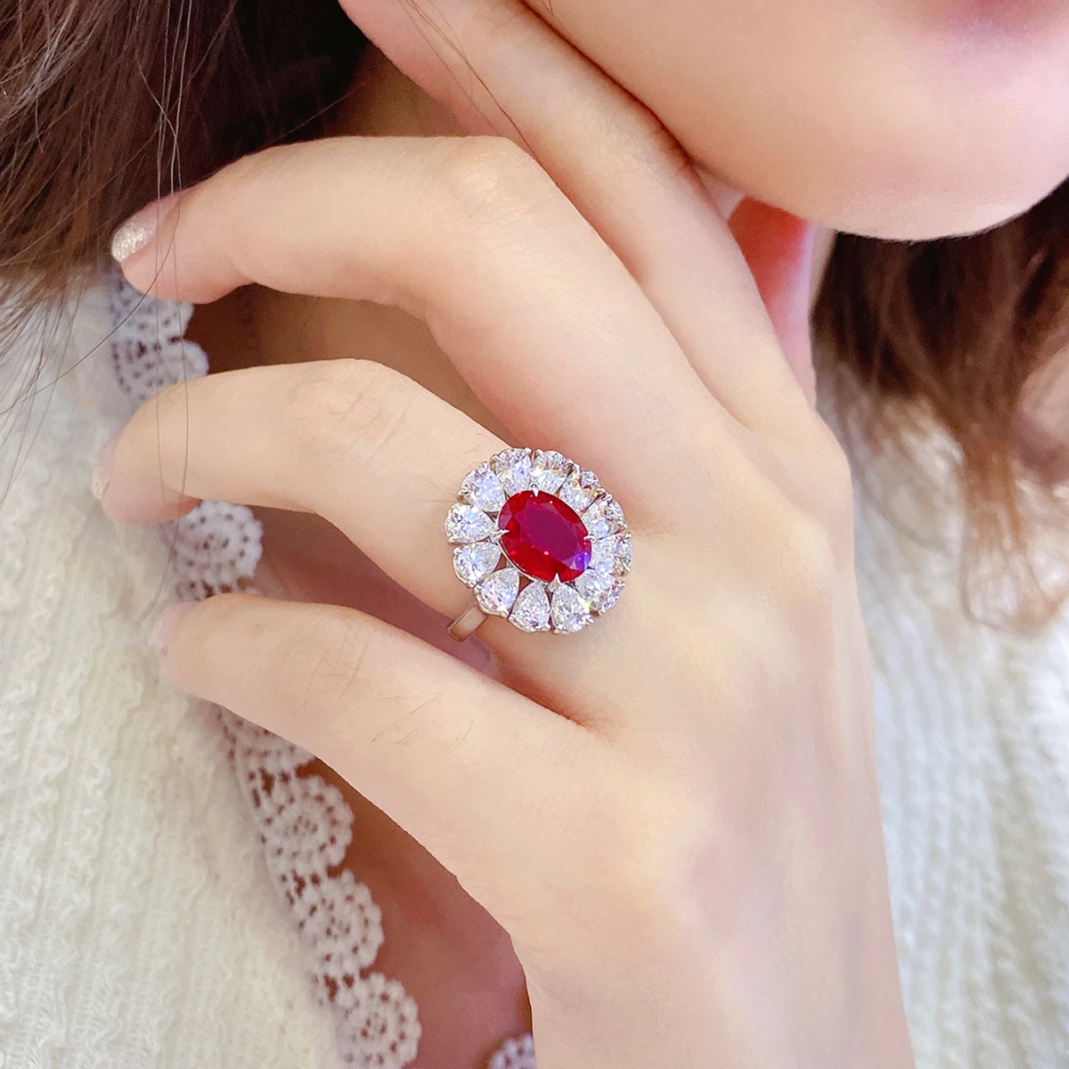 NEO CARAT S925 silver plated white K-gold egg shaped cultivated ruby/sapphire ring, with a main stone of 3.5CT, luxurious style
NEO CARAT S925 silver plated white K-gold egg shaped cultivated ruby/sapphire ring, with a main stone of 3.5CT, luxurious style