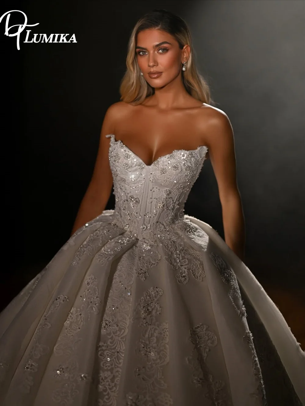 2026 Luxury Strapless Sweetheart Wedding Dress with Lace Satin Ball Gown Bridal Gown Customized Floor Length Vestido De Novia
2026 Luxury Strapless Sweetheart Wedding Dress with Lace Satin Ball Gown Bridal Gown Customized Floor Length Vestido De Novia