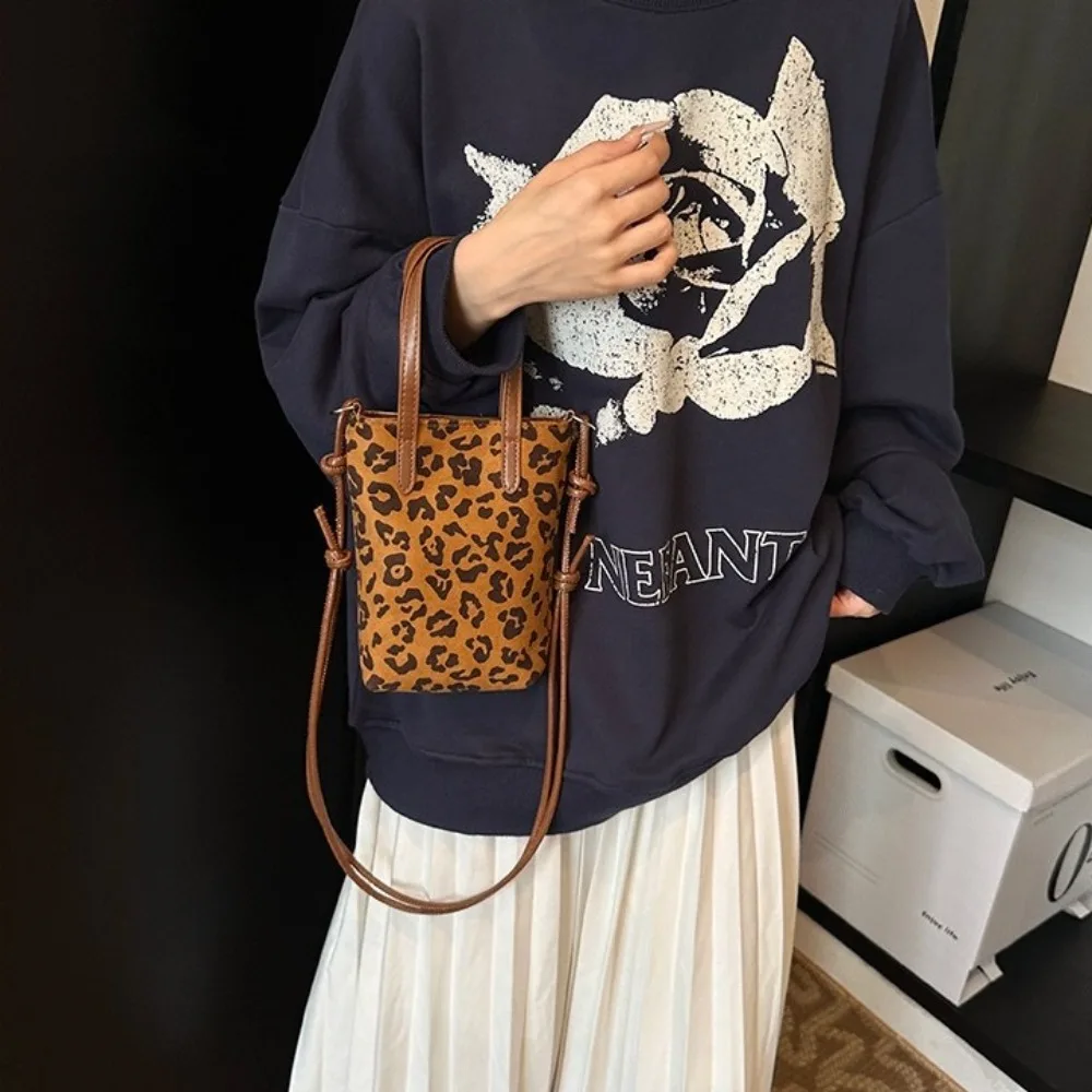 Fashion PU Leopard Print Shoulder Bag Korean Style Fashion Design Suede Crossbody Bag Clutch Adjustable Strap Handbag Girls
Fashion PU Leopard Print Shoulder Bag Korean Style Fashion Design Suede Crossbody Bag Clutch Adjustable Strap Handbag Girls